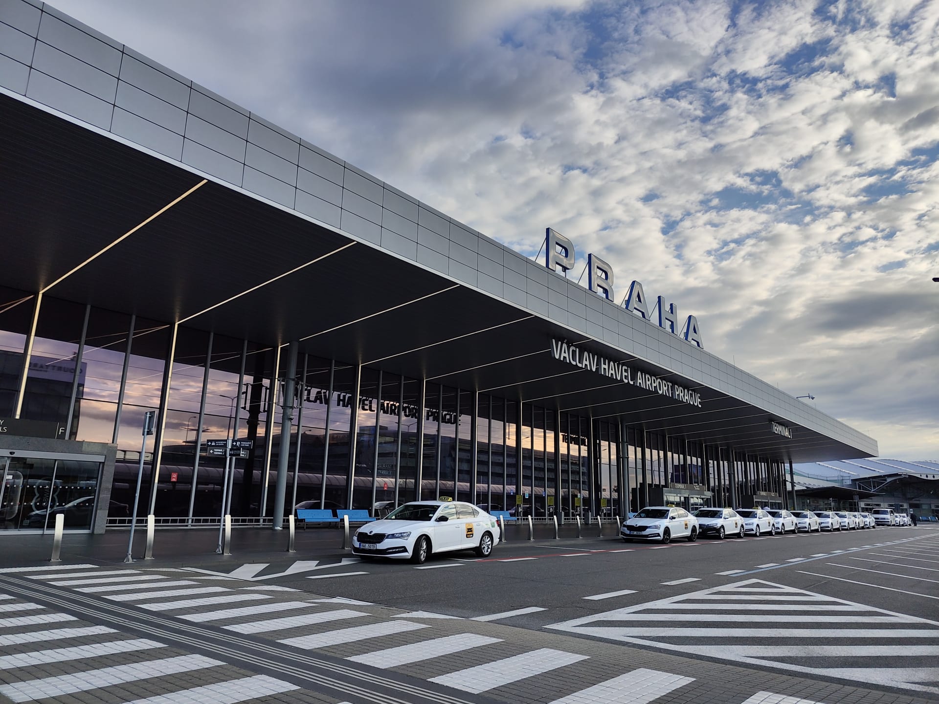 Pražské letiště, širokoúhlá fotka z realme GT 2 Pro
