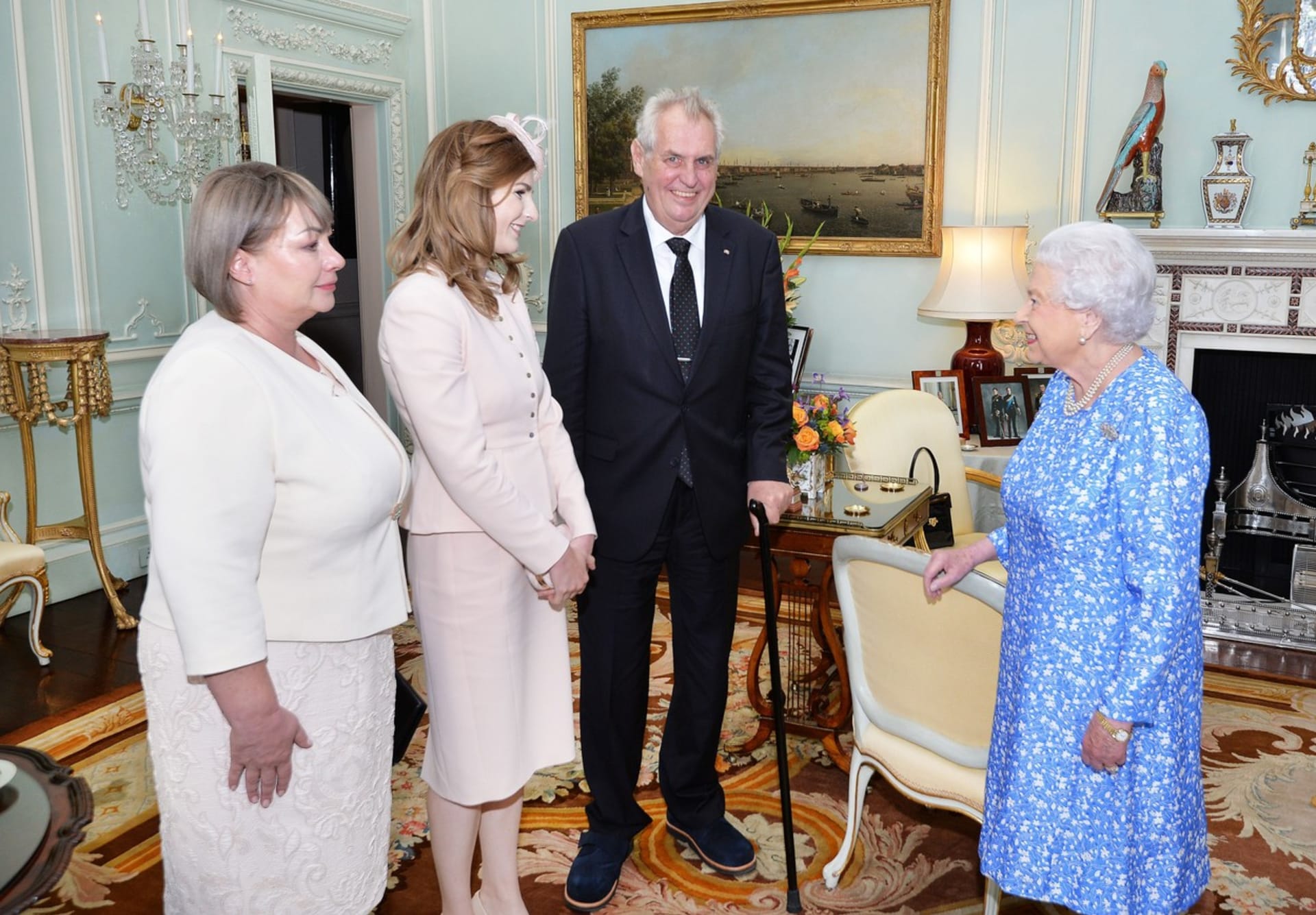 Miloš Zeman se svou rodinou u královny Alžběty II. v roce 2017