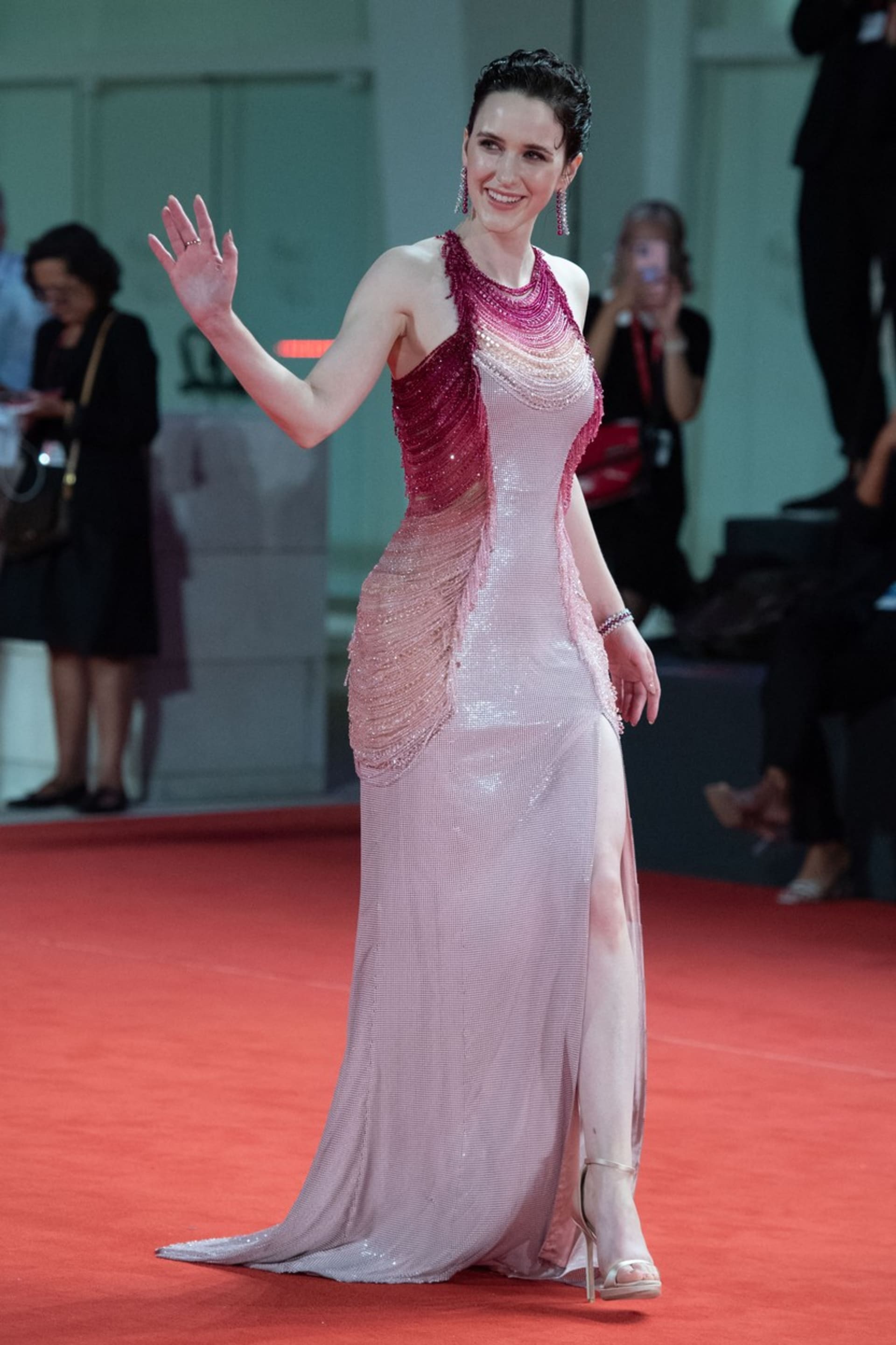 Herečka Rachel Brosnahan vynesla krásné a zajímavé šaty Versace.
