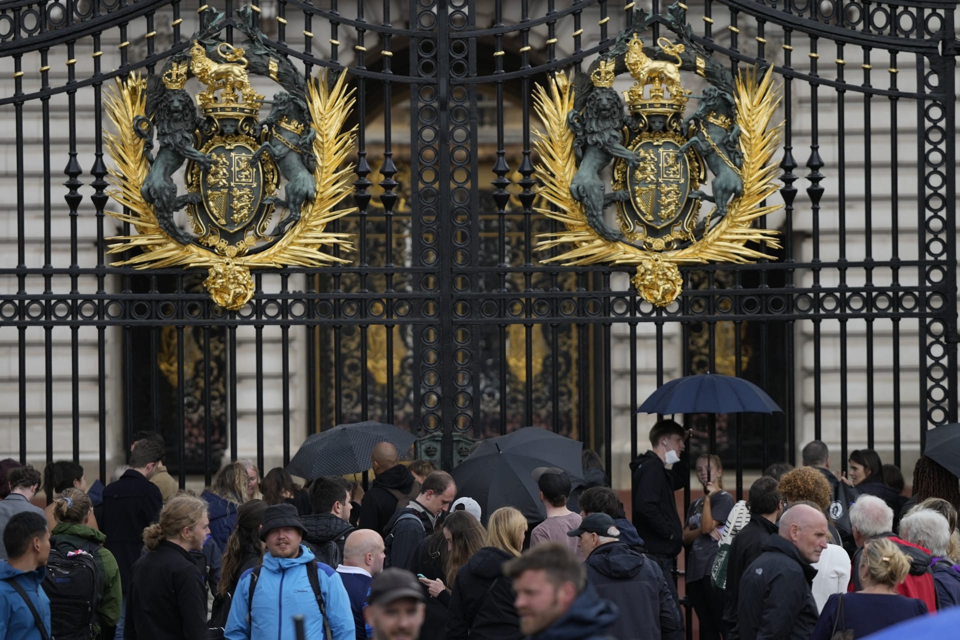Před Buckinghamským palácem v Londýně se shromáždily davy.