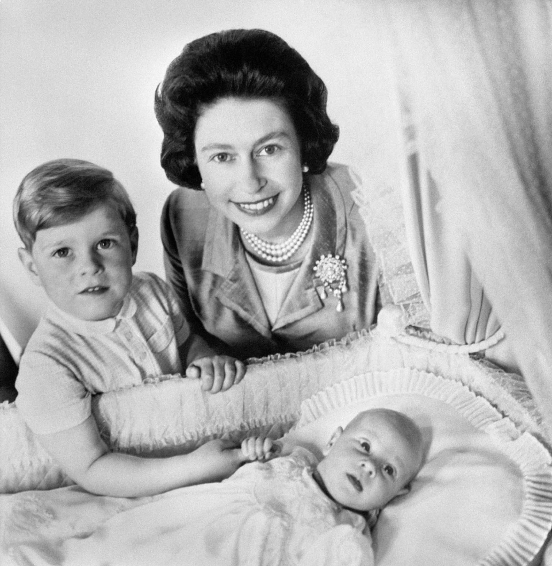 Královna Alžběta II. a synové Andrew a Edvard. 
