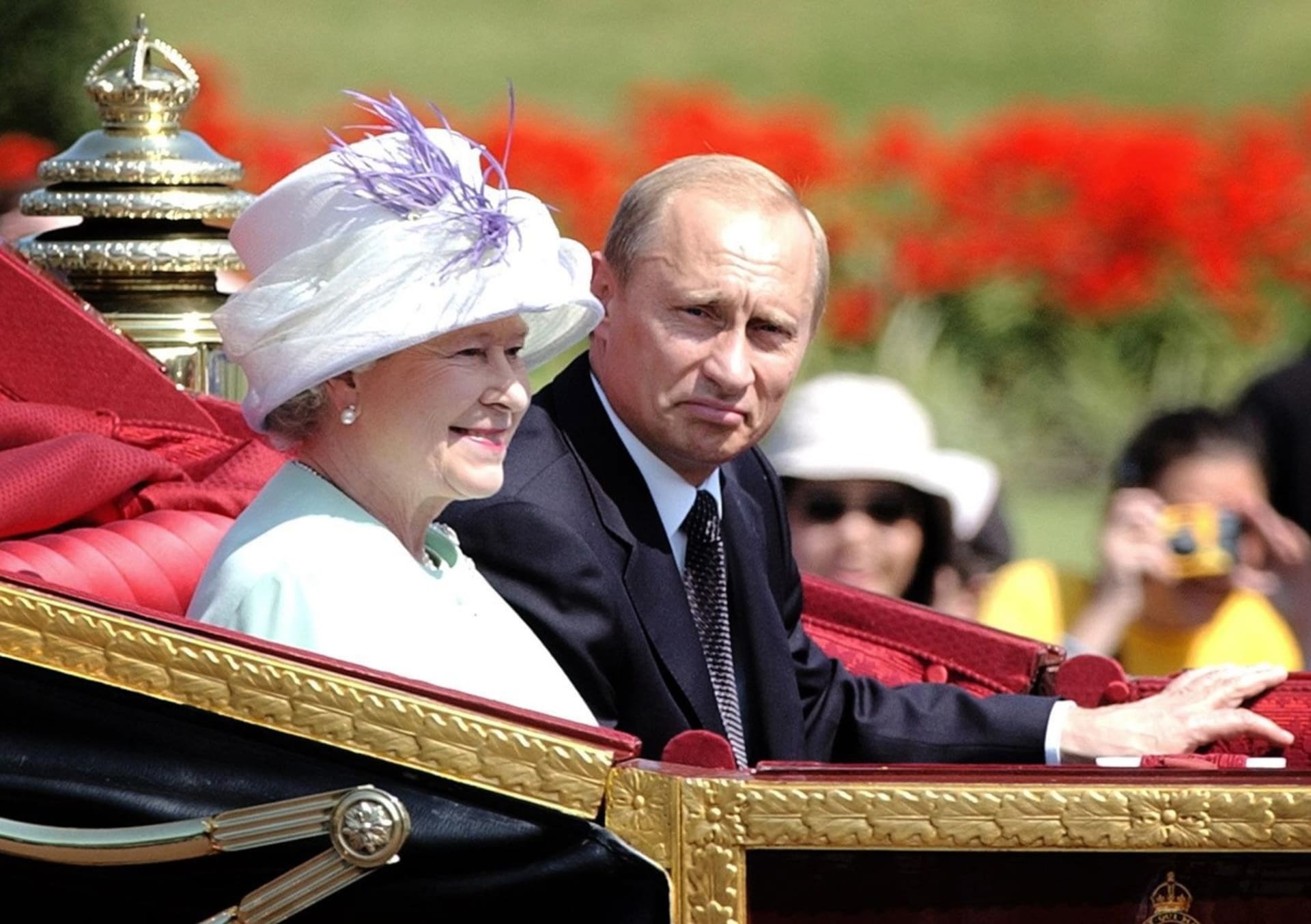 Ruský prezident Vladimir Putin přijíždí s britskou královnou Alžbětou II. do Buckinghamského paláce v Londýně. (2003)