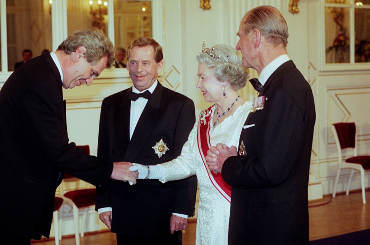 Z pobytu britské královny Alžběty II. a jejího manžela prince Philipa, vévody z Edinburghu - recepce, kterou uspořádal prezident ČR Václav Havel na počest britského královského páru na Pražském hradě. (1996)