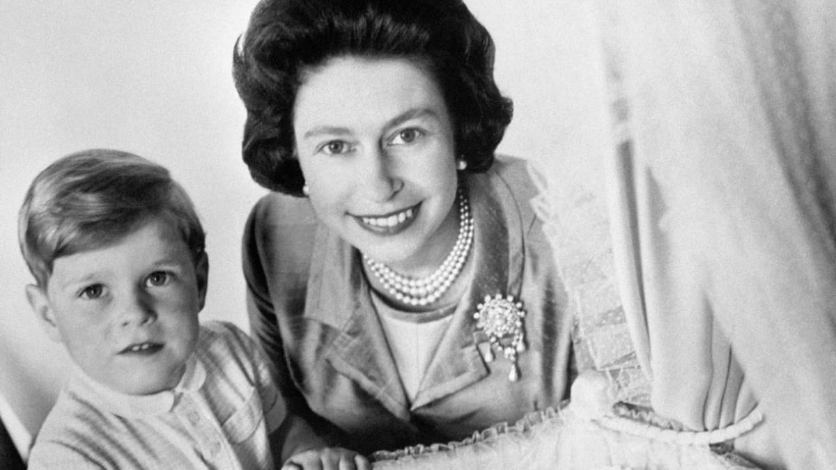 Královna Alžběta II. a princ Andrew na archivní fotografii