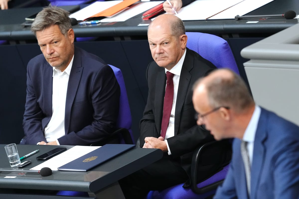 Německý ministr hospodářství Robert Habeck a kancléř Olaf Scholz (SPD) sledují ve Spolkovém sněmu vystoupení šéfa opoziční CDU Friedricha Merze.