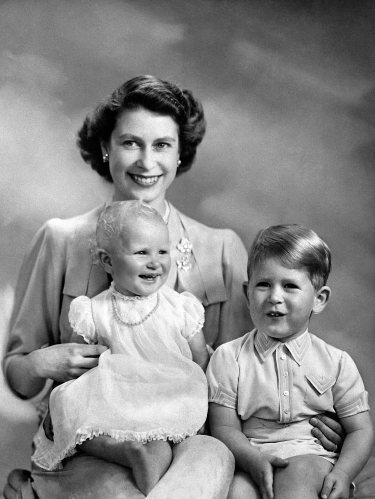 Alžběta II. a syn princ Charles a princezna Anna