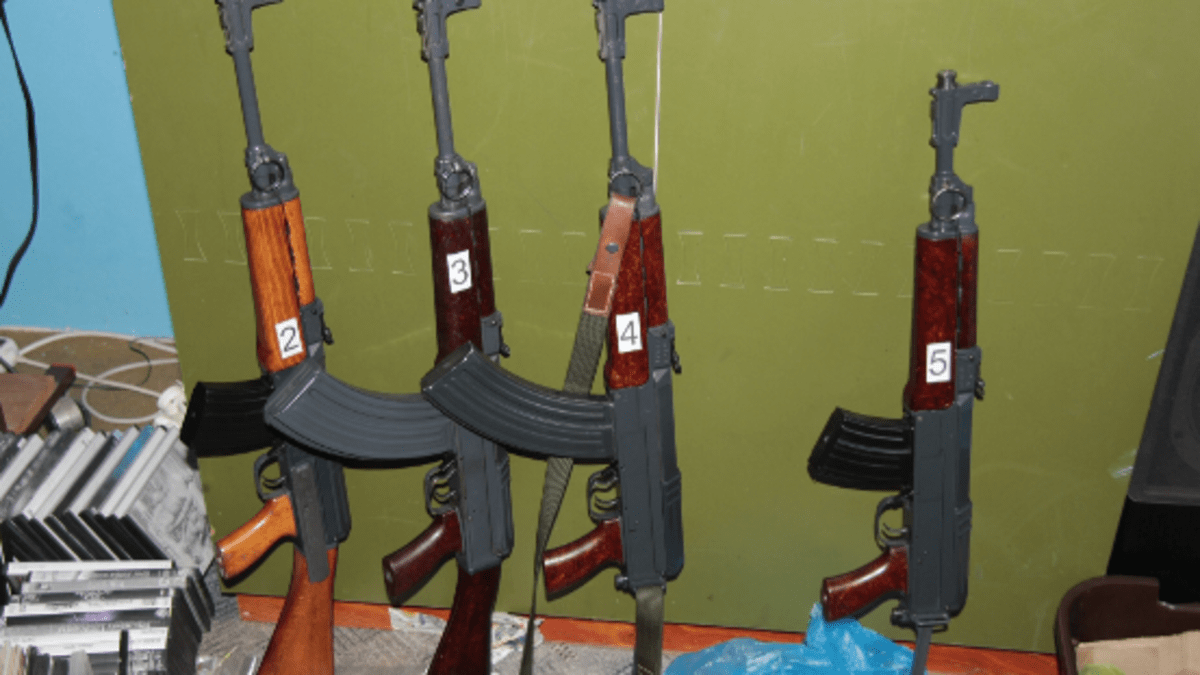 Arzenál nelegálních zbraní obvinění schovávali v garážích i dětském pokoji.
