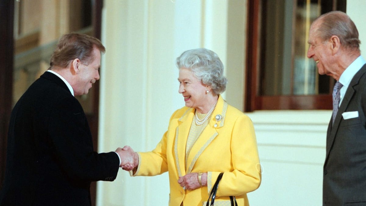 Královna Alžběta II. a někdejší prezident ČR Václav Havel 