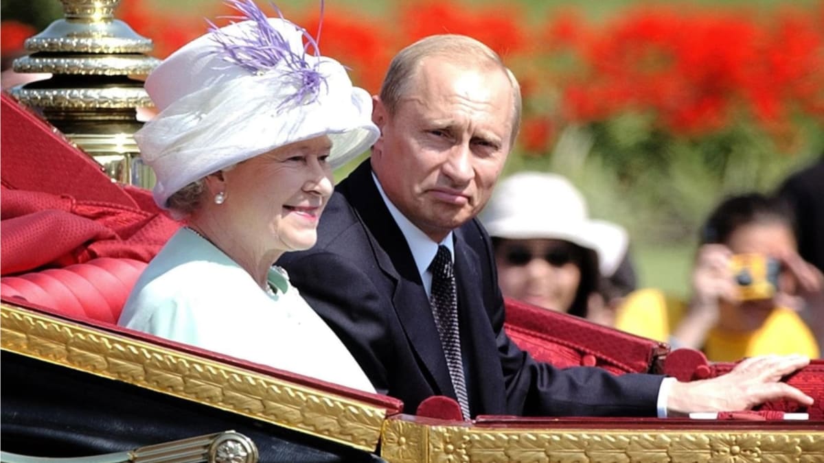 Ruský prezident Vladimir Putin přijíždí s britskou královnou Alžbětou II. do Buckinghamského paláce v Londýně. (2003)