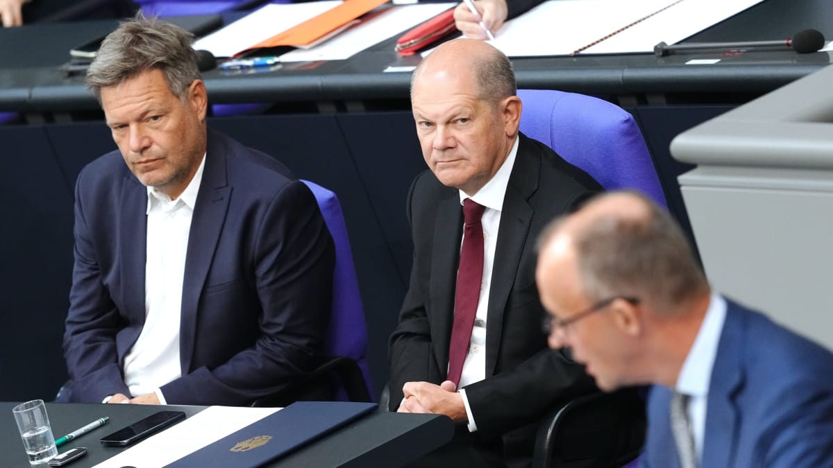 Německý ministr hospodářství Robert Habeck a kancléř Olaf Scholz (SPD) sledují ve Spolkovém sněmu vystoupení šéfa opoziční CDU Friedricha Merze.