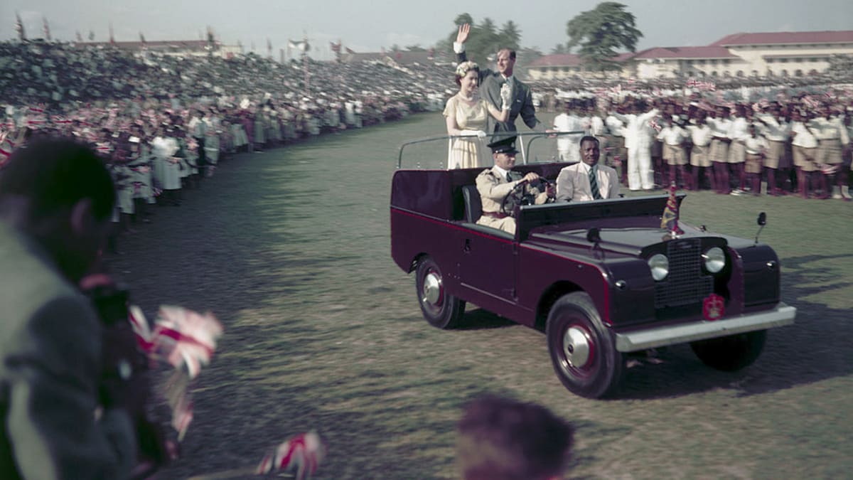 S princem Philipem na triumfální návštěvě Austrálie v roce 1954. Jak jinak než v přehlídkovém Land Roveru.