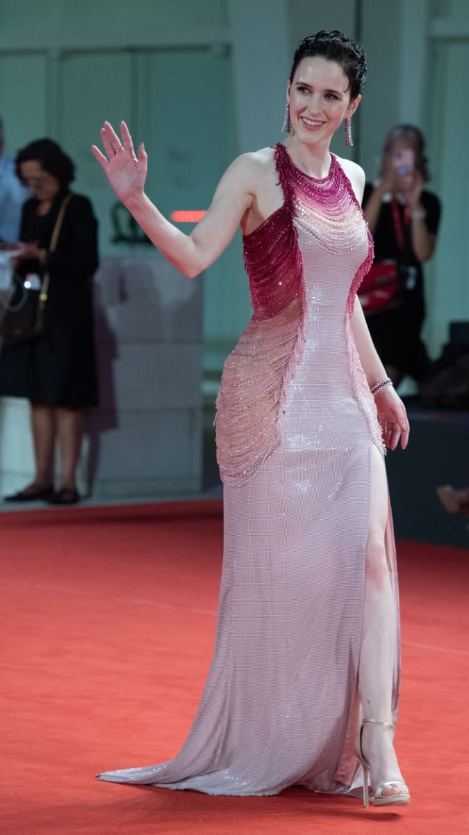 Herečka Rachel Brosnahan vynesla krásné a zajímavé šaty Versace.