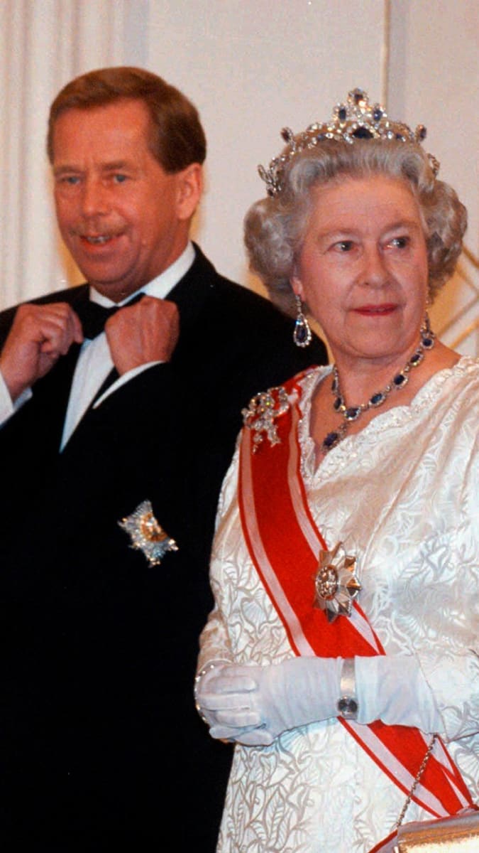 Královna Ažběta II. společně s manželem Philipem v roce 1996 navštívila Česko.