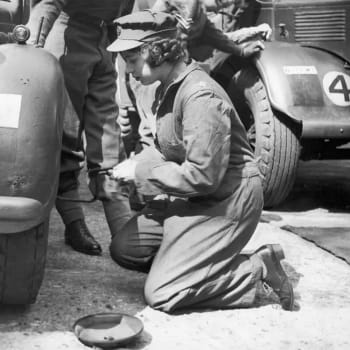 Za 2. světové války se princezna Alžběta vyučila automechaničkou a řidičkou