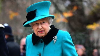 Modlitby za královnu Alžbětu II. Její stav znepokojuje rodinu, jede za ní i Harry