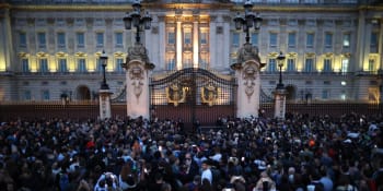 Duha nad Buckinghamem i poslední sbohem královně. Před palácem propukají davy lidí v pláč