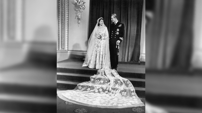 I svými svatebními šaty šla královna Alžběta II. příkladem.