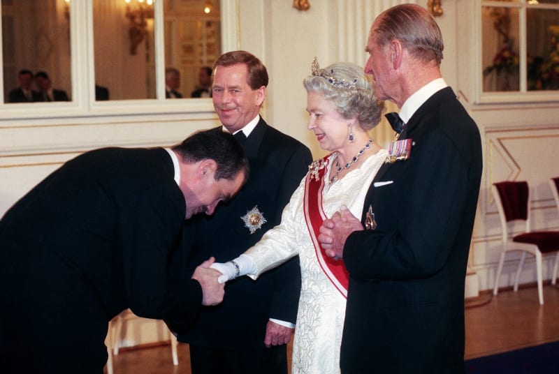 Královna Ažběta II. společně s manželem Philipem v roce 1996 navštívila Česko.