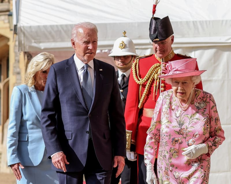 Joe Biden a královna Alžběta II.