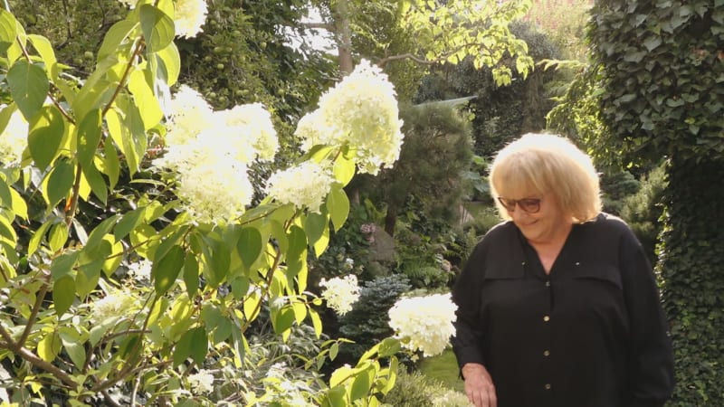 Iva Hüttnerová je majitelkou krásné zahrady.