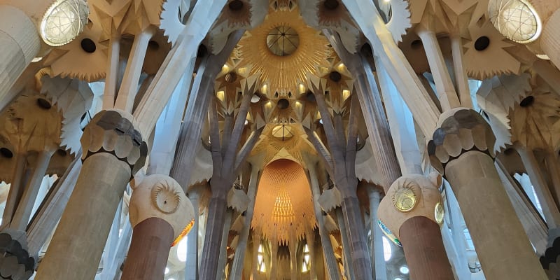 Interiér chrámu Sagrada Família, širokoúhlá fotka z realme GT 2 Pro
