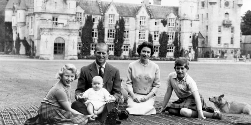 Alžběta II. s princem Philipem a dětmi Charlesem, Annou a Andrewem.