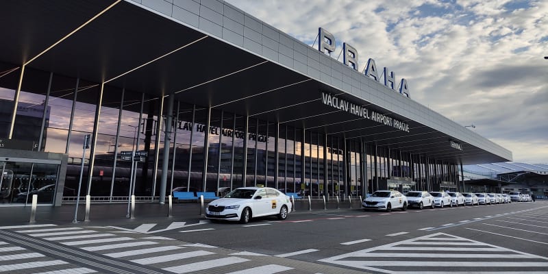 Pražské letiště, širokoúhlá fotka z realme GT 2 Pro