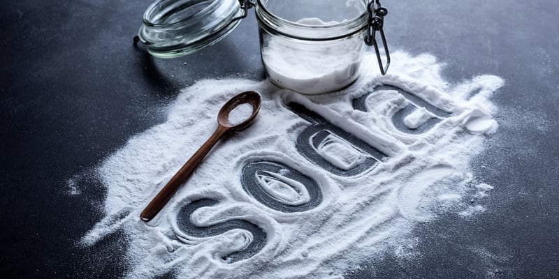 V kuchyni se jedlá soda dá využít místo kypřicího prášku do pečiva, rozpuštěná ve vodě může ulevit od pálení žáhy a zároveň je univerzálním pomocníkem při úklidu.