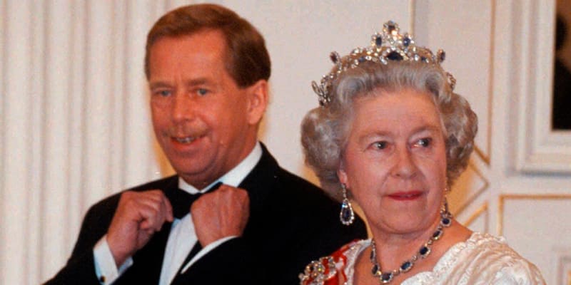 Královna Alžběta II. společně s manželem Philipem v roce 1996 navštívila Česko.
