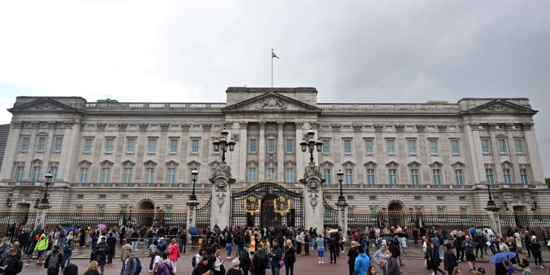Před Buckinghamským palácem v Londýně se sešly desítky lidí.