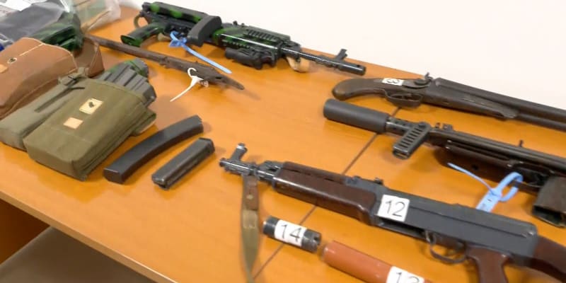 Arzenál nelegálních zbraní obvinění schovávali v garážích i dětském pokoji.