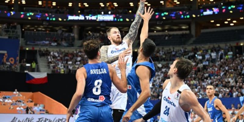 Čeští basketbalisté v závěrečném utkání pražské skupiny D na mistrovství Evropy porazili Izrael 88:77 a ze čtvrtého místa postoupili do osmifinále.