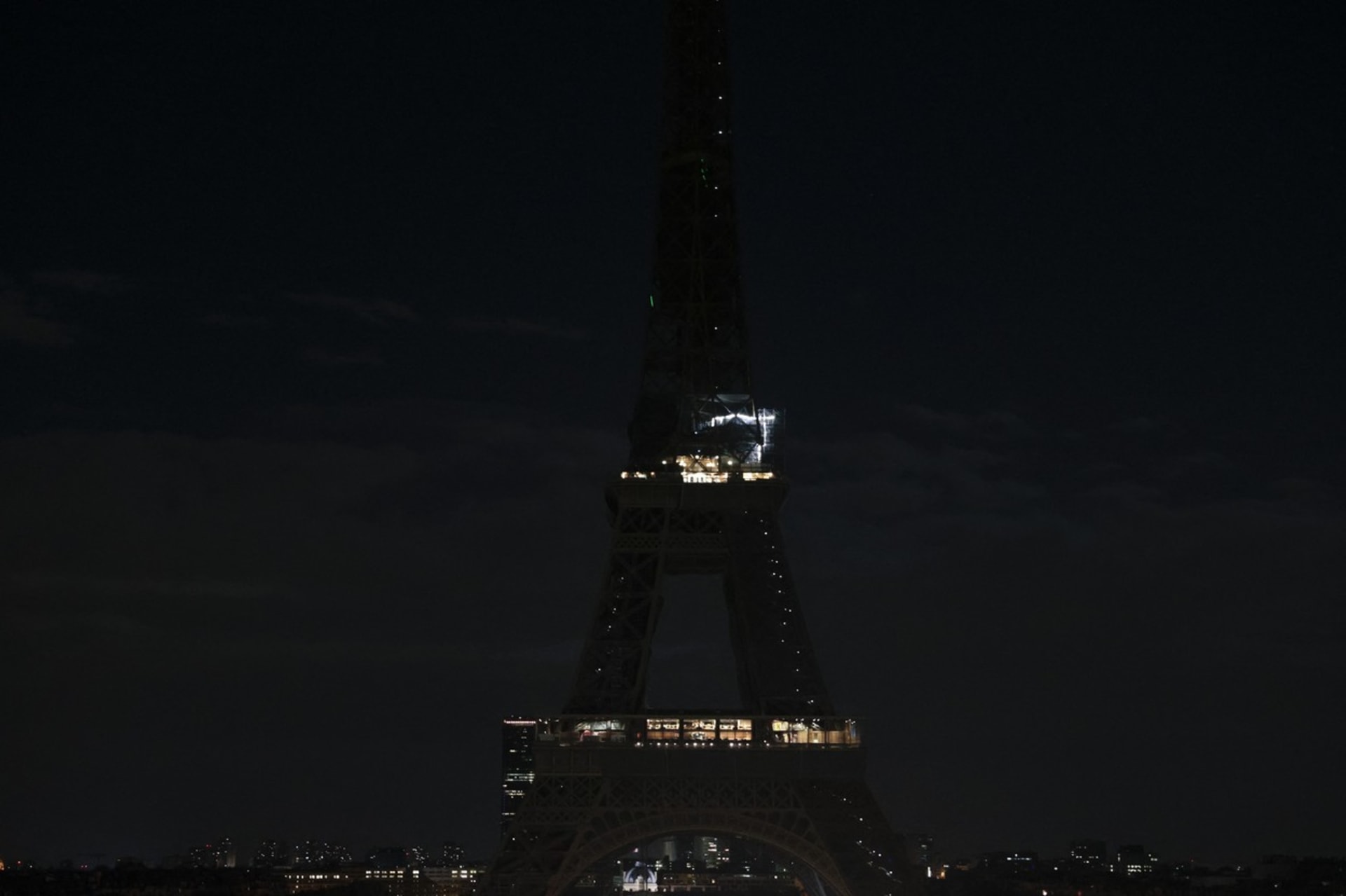 Paříž si připomněla odkaz královny Alžběty zhasnutím Eiffelovy věže. 