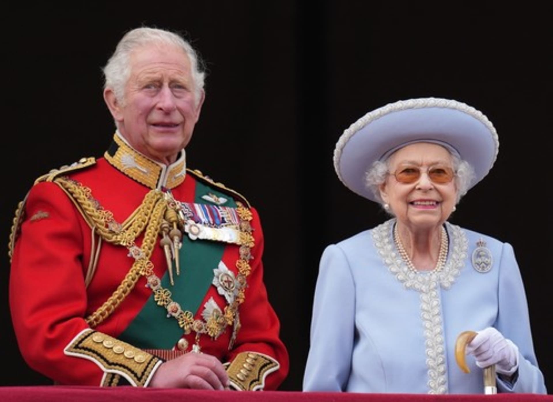 Králem je nyní Karel III., dříve známý jako princ Charles.