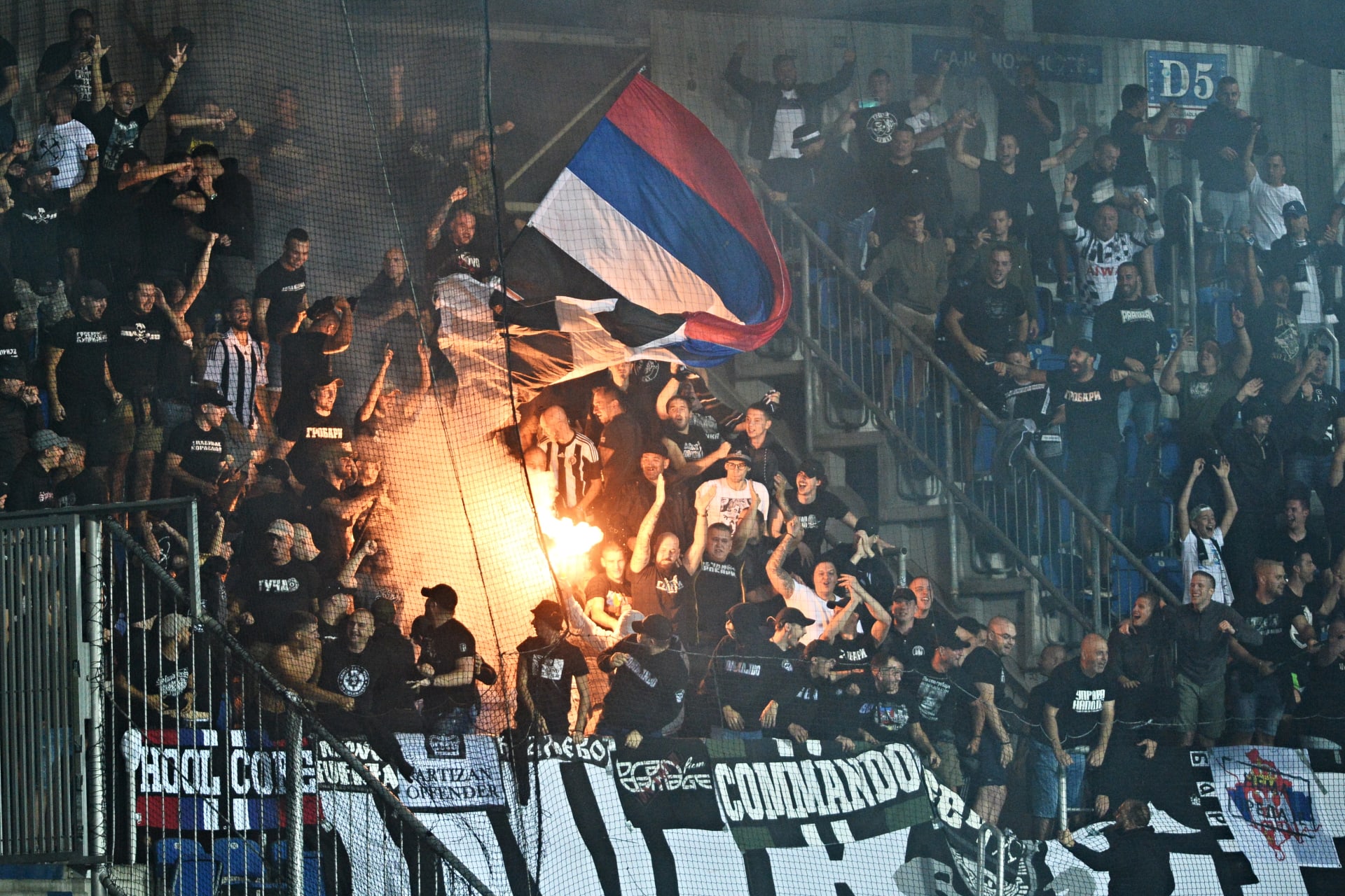 Fanoušci Partizanu Bělehrad v Uherském Hradišti.