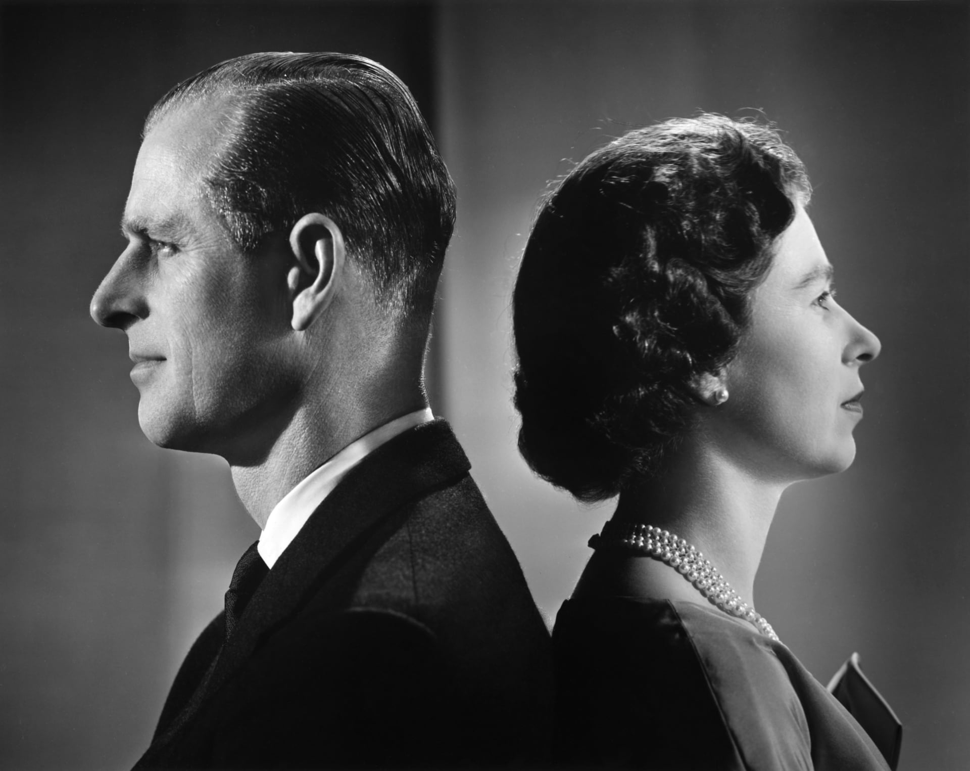 Královna Alžběta II. pózuje se svým manželem princem Philipem (1958).