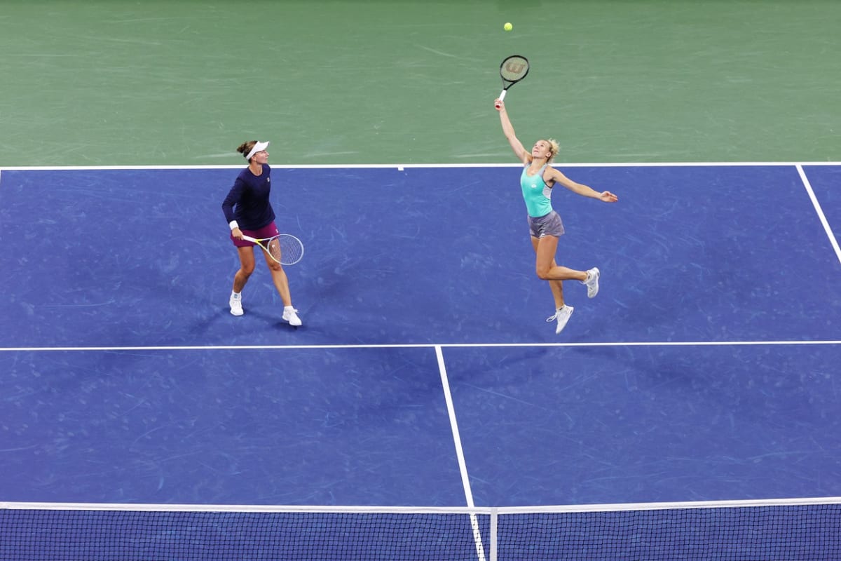 Tenistky Barbora Krejčíková a Kateřina Siniaková si na US Open zahrají v deblu o titul.