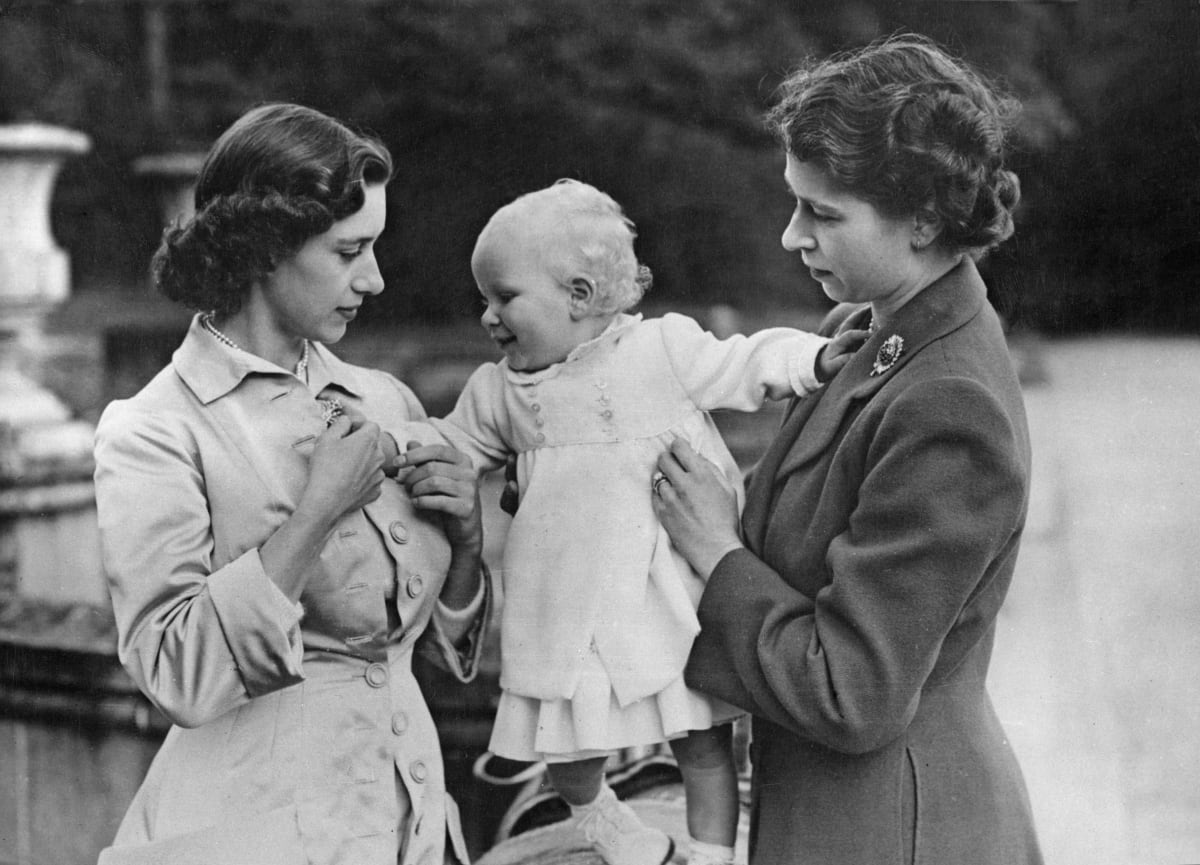 Královna Alžběta II. (vlevo) se svou dcerou princeznou Annou a sestrou princeznou Margaret v Balmoralu