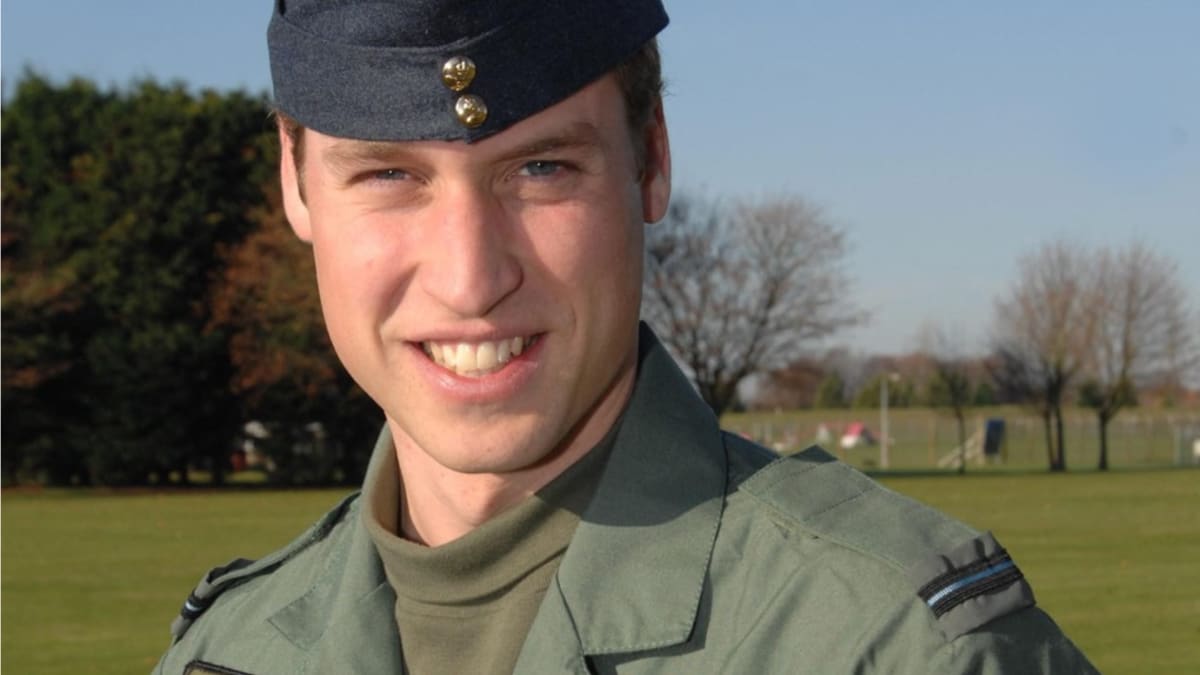 Princ William ve službách RAF (2008). Jako pilot helikoptéry sloužil i v Afghánistánu.