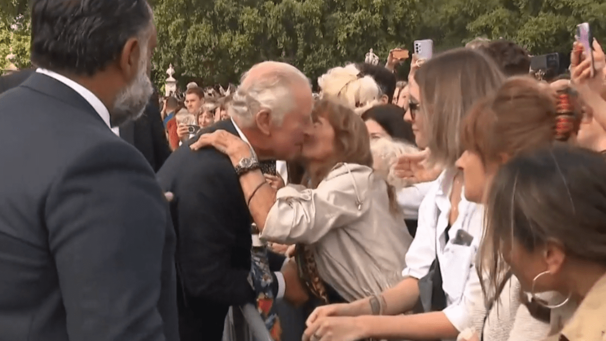 Žena políbila nového krále Karla III.