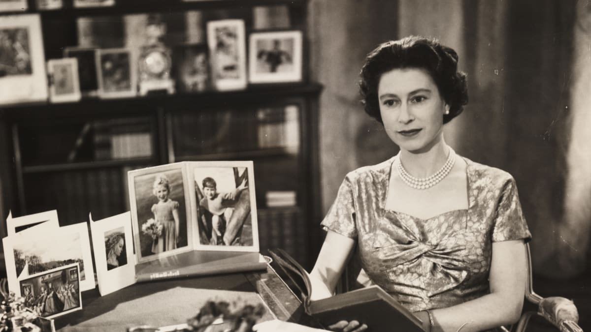 Královna Alžběta II. pronáší svůj první televizní vánoční projev (1957).