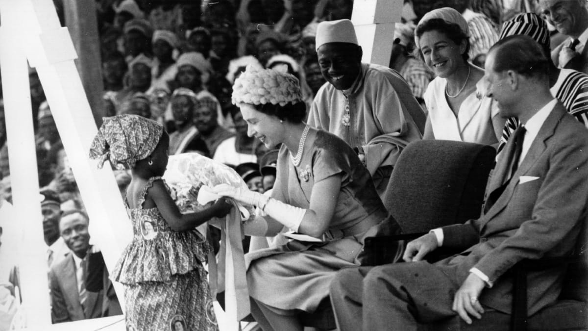 K povinnostem královny Alžběty II. patřily časté návštěvy zahraničních států, zde je na návštěvě v africké Sierra Leoně v roce 1961.