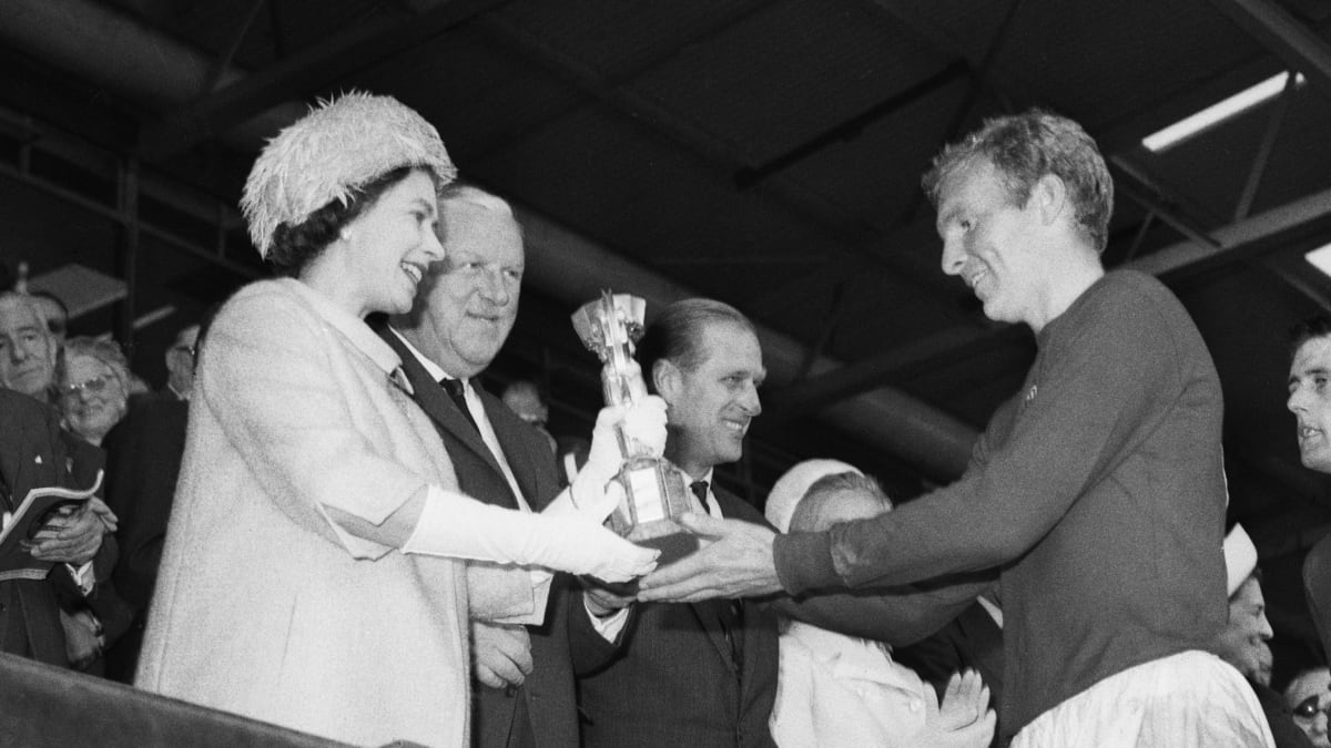 Alžběta II. pochopitelně ve fandila anglické fotbalové reprezentaci. V roce 1966 mohla mít radost, když předala trofej mistrům světa, kterými se stali její Angličané.