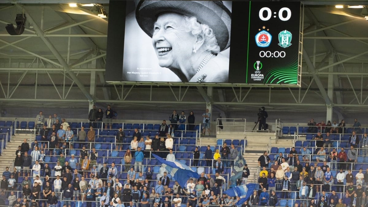 Minuta ticha zemřelou královnu Alžbětu II. se na stadionu Slovanu Bratislava zvrtla.