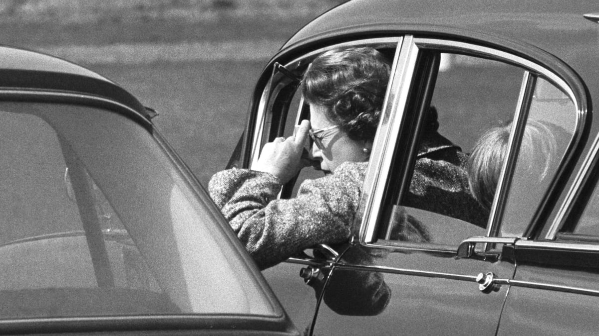 Královna Alžběta II. se snaží vyfotografovat svou dceru při jízdě na koni. (1972)