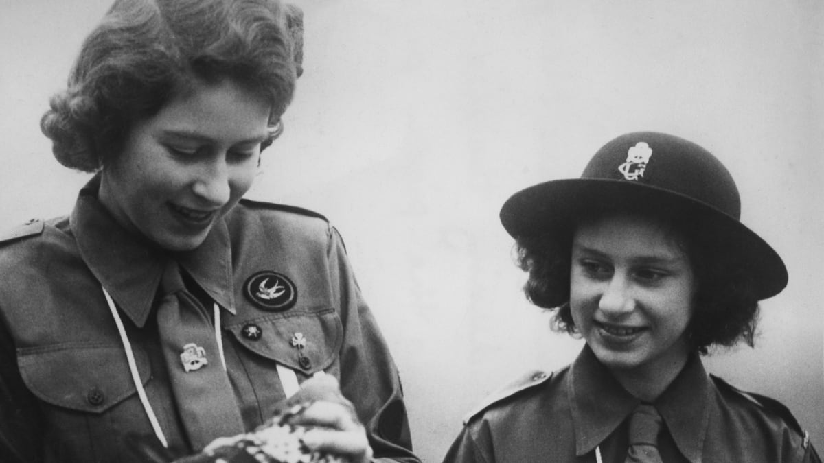 Alžběta a její mladší sestra Margaret Rose se připravují na vypuštění poštovního holuba se vzkazem. (1943)