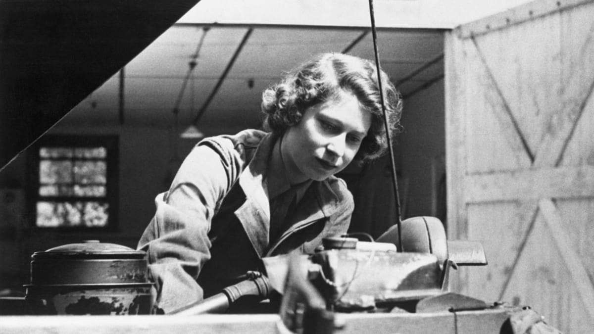 Během druhé světové války se Alžběta nebála umazat, sloužila totiž jako mechanička (1945).