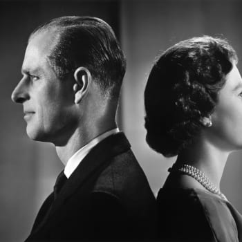 Královna Alžběta II. pózuje se svým manželem princem Philipem (1958).