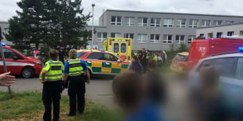 Záchranáři a hasiči vyjížděli do základní školy v Praze. Několik dětí tam zkolabovalo