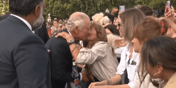 Žena před Buckinghamským palácem vlepila králi Karlovi pusu. Vypadal smutně, argumentovala